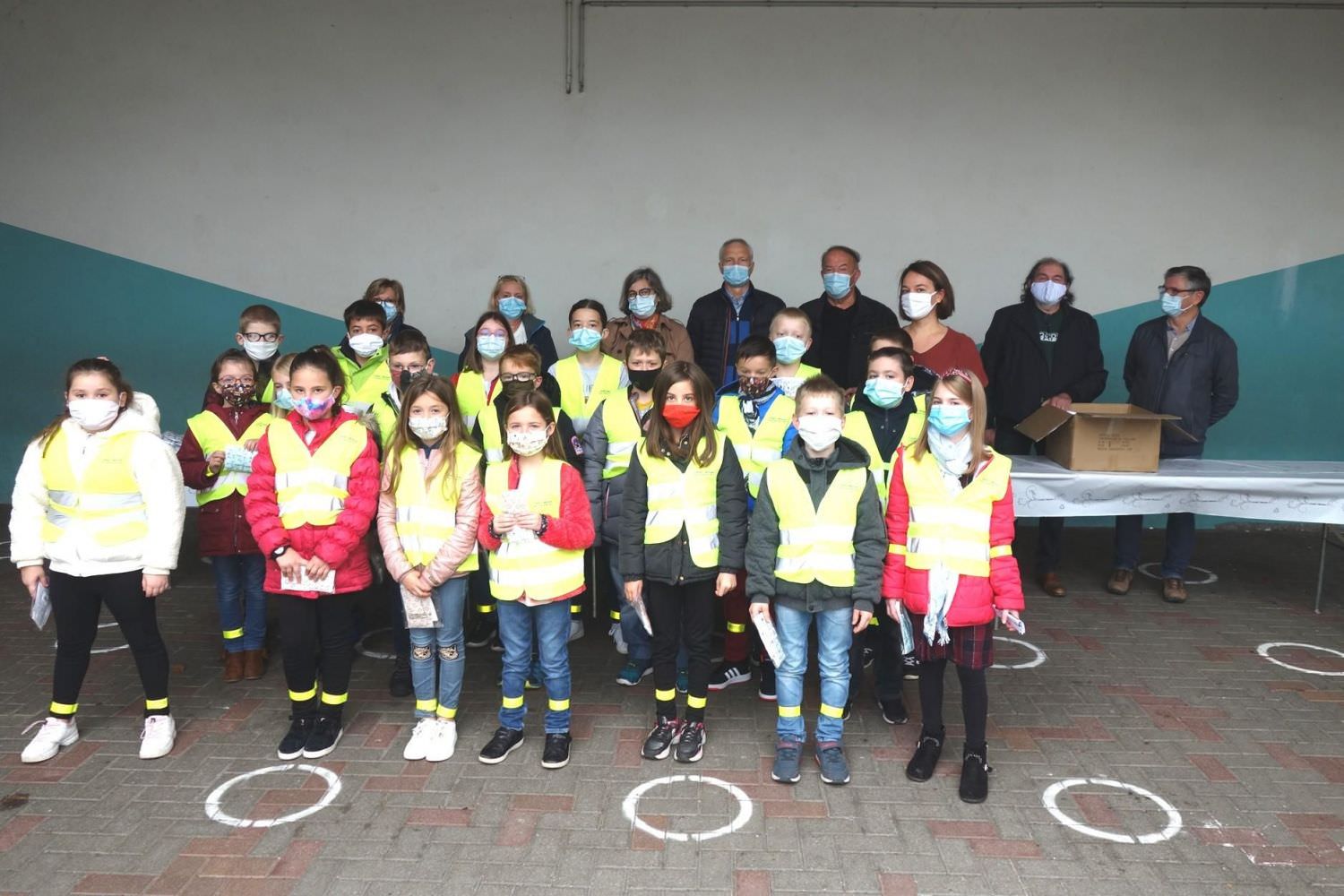 Des gilets de sécurité et des masques pour les écoliers