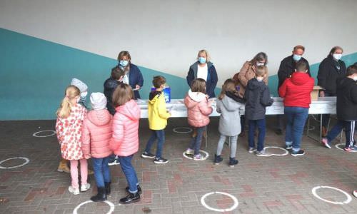 Des gilets de sécurité et des masques pour les écoliers