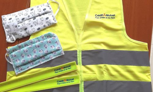 Des gilets de sécurité et des masques pour les écoliers