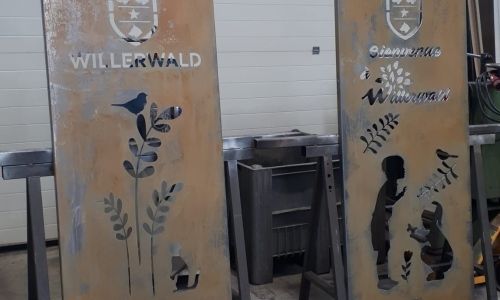 2 totems en corten aux entrées de la commune