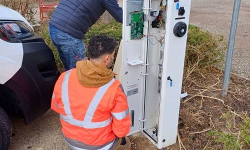 BORNE DE RECHARGEMENT POUR VOITURES ELECTRIQUES BORNE DE RECHARGEMENT POUR VOITURES ELECTRIQUES