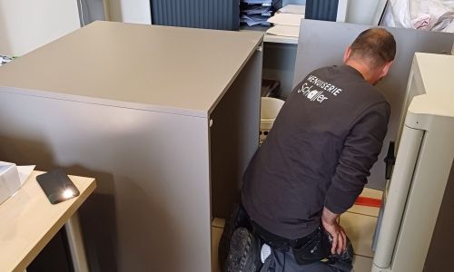 Travaux d'agencement à l'agence postale communale.