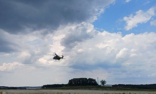 Des hélicoptères à proximité du village