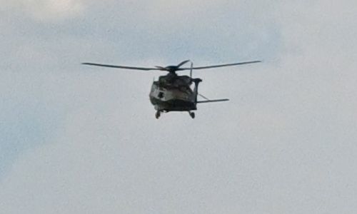 Des hélicoptères à proximité du village