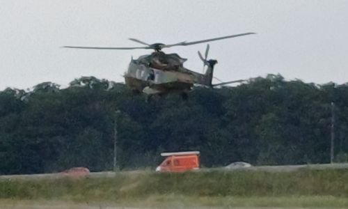 Des hélicoptères à proximité du village