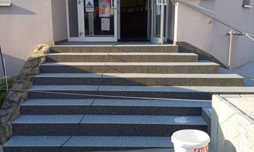 RENOVATION DE L'ESCALIER A L'ENTRÉE DE LA SALLE POLYVALENTE