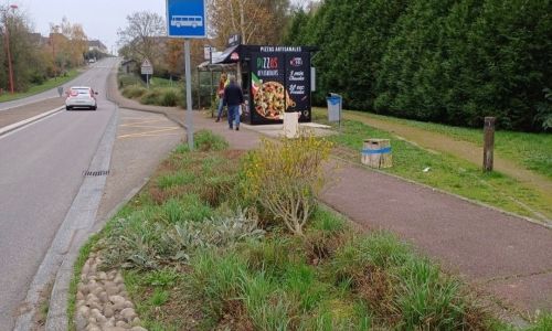 LE DISTRIBUTEUR DE PIZZAS EST EN SERVICE LE DISTRIBUTEUR DE PIZZAS EST EN SERVICE