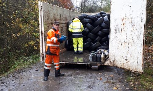 Décharge sauvage de pneus et bidons d'huile
