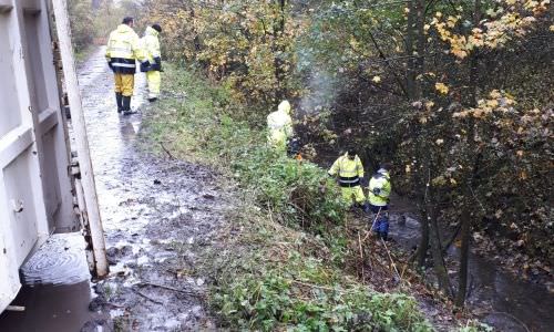 Décharge sauvage de pneus et bidons d'huile