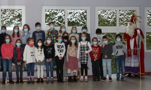 BEL ACCUEIL DE SAINT NICOLAS A L'ECOLE