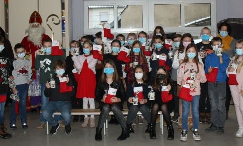 BEL ACCUEIL DE SAINT NICOLAS A L'ECOLE