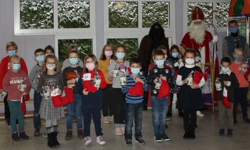 BEL ACCUEIL DE SAINT NICOLAS A L'ECOLE