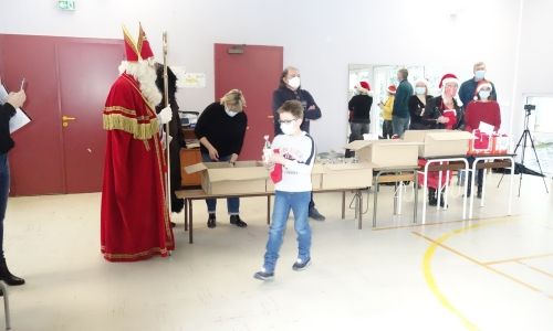 BEL ACCUEIL DE SAINT NICOLAS A L'ECOLE