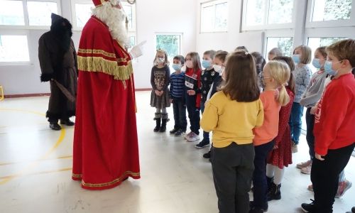 BEL ACCUEIL DE SAINT NICOLAS A L'ECOLE