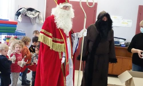 BEL ACCUEIL DE SAINT NICOLAS A L'ECOLE