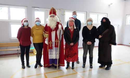 BEL ACCUEIL DE SAINT NICOLAS A L'ECOLE
