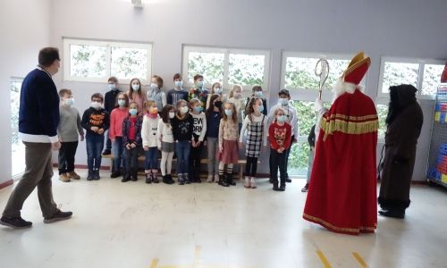 BEL ACCUEIL DE SAINT NICOLAS A L'ECOLE