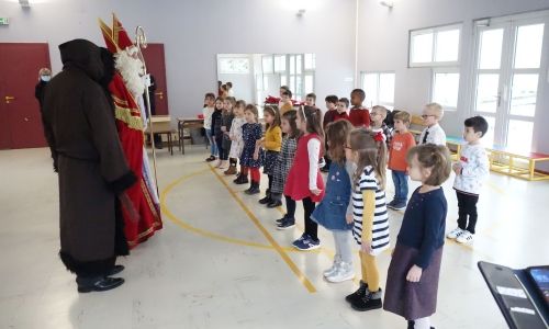 BEL ACCUEIL DE SAINT NICOLAS A L'ECOLE