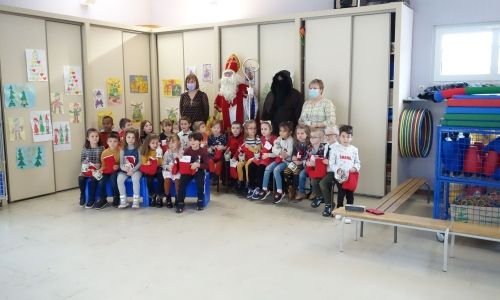 BEL ACCUEIL DE SAINT NICOLAS A L'ECOLE