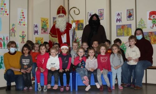 BEL ACCUEIL DE SAINT NICOLAS A L'ECOLE
