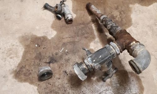 ENTRETIEN DANS LA CAVE DE L'EGLISE